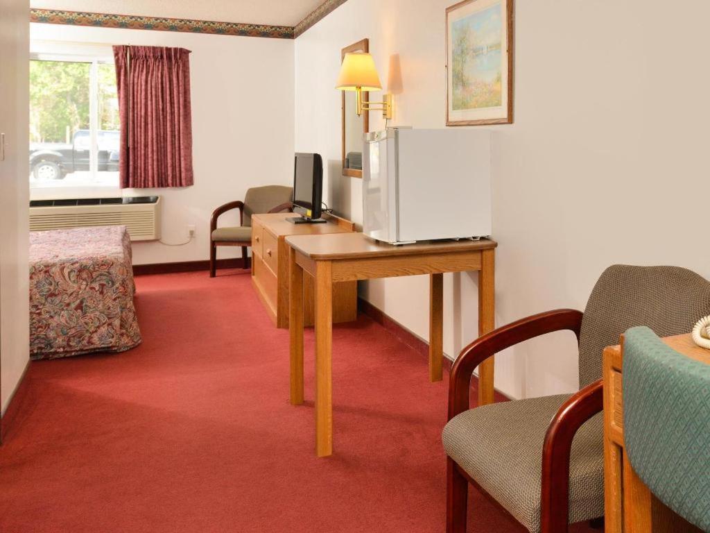 Americas Best Value Inn & Suites Clear Lake Exterior photo